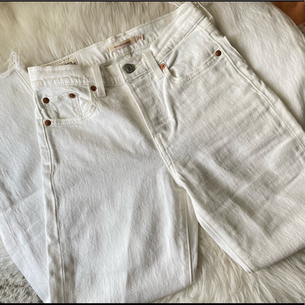 Levis wedgie jeans in white
